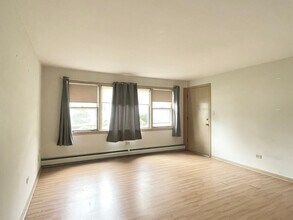 8304 W Forest Preserve Dr in Chicago, IL - Building Photo - Building Photo