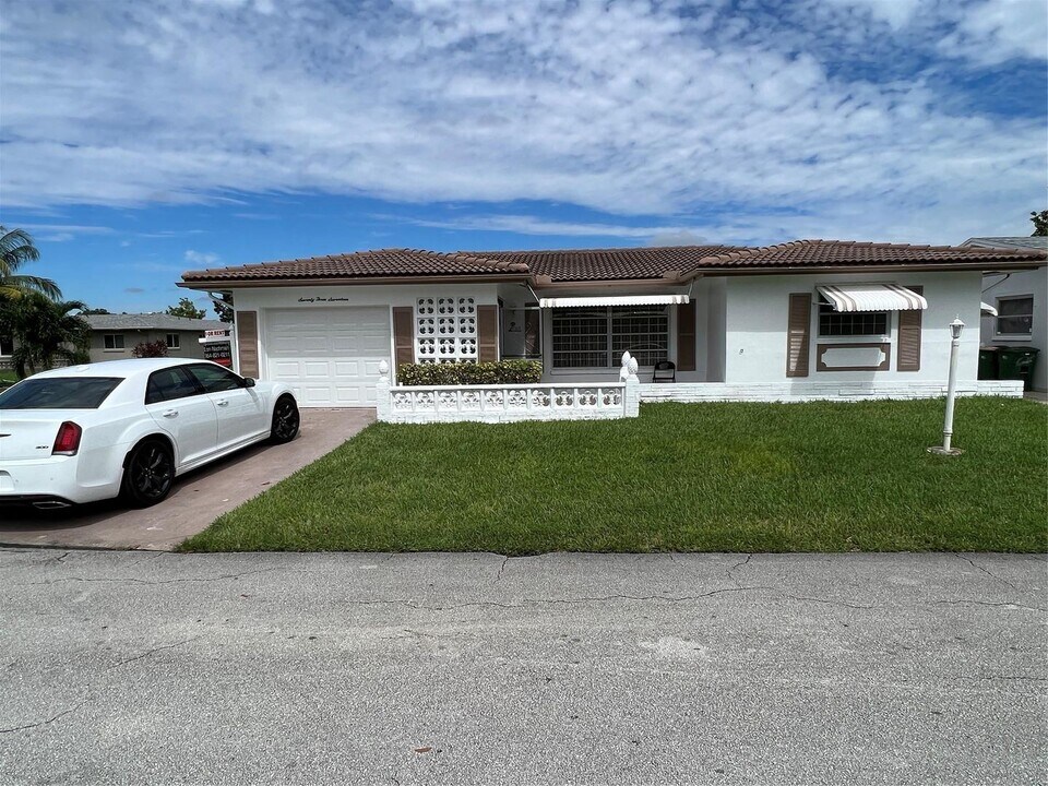 7317 NW 57th Pl in Tamarac, FL - Building Photo