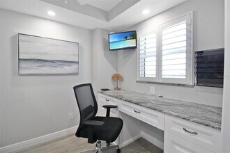5780 Midnight Pass Rd in Sarasota, FL - Building Photo - Building Photo