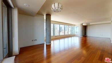 1155 S Grand Ave in Los Angeles, CA - Building Photo - Building Photo