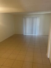 5104 W Esplanade Ave in Metairie, LA - Foto de edificio - Building Photo