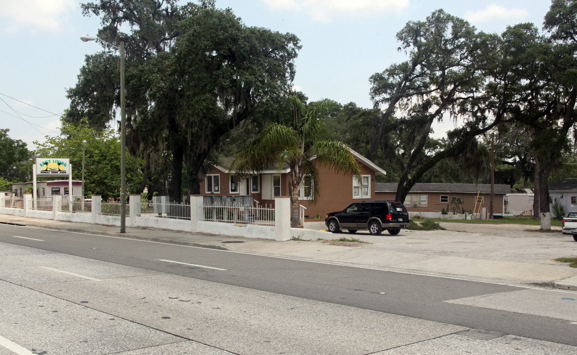 Easy Living Mobile Home Park in Tampa, FL - Building Photo