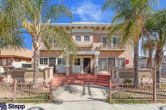 325 W 10th St in Long Beach, CA - Building Photo - Building Photo