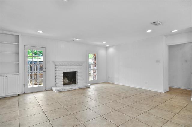 1375 Roaring Springs Rd in Fort Worth, TX - Building Photo - Building Photo