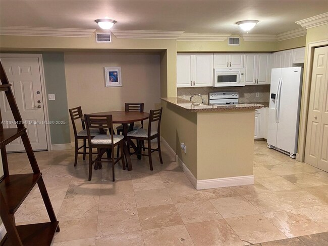 1155 Brickell Bay Dr, Unit 3303 in Miami, FL - Building Photo - Building Photo