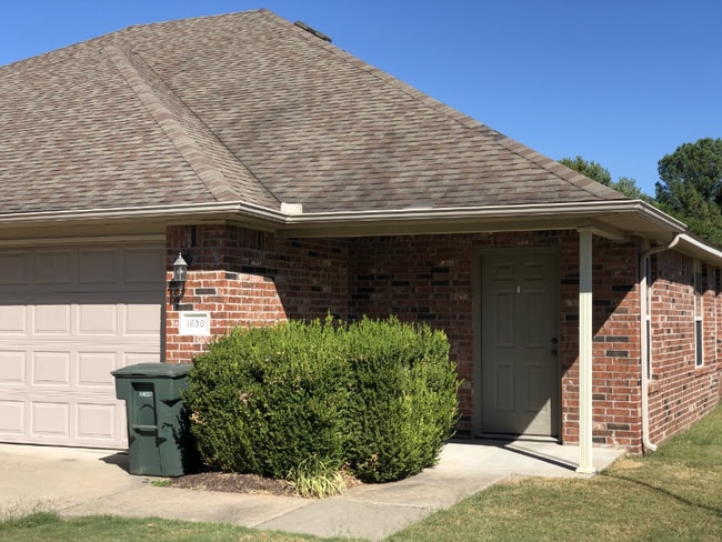 1650 Willowbrook Dr