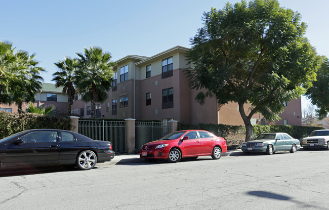 Ahepa 302 Apartments in San Bernardino, CA - Foto de edificio - Building Photo