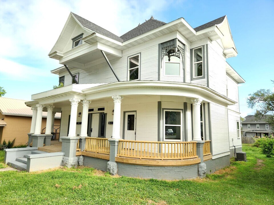 121 W Pleasant St in Aurora, MO - Building Photo