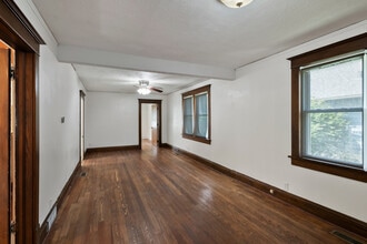 5633 Lake St in Omaha, NE - Foto de edificio - Building Photo