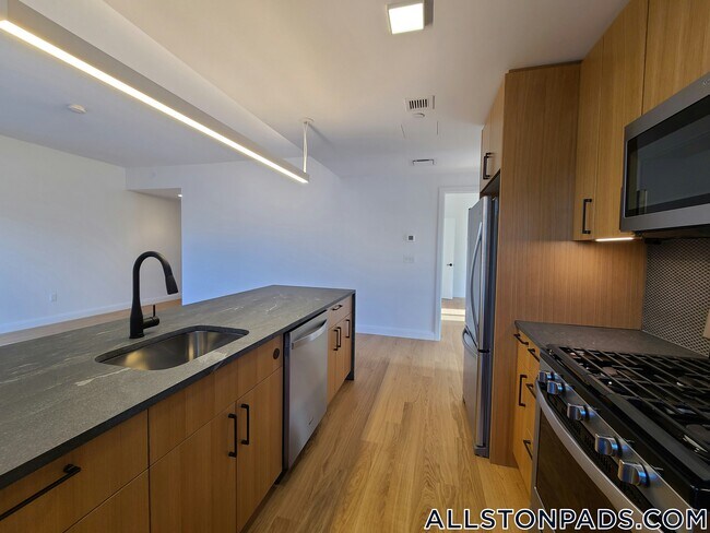 83 Gardner St, Unit 310 in Boston, MA - Foto de edificio - Building Photo