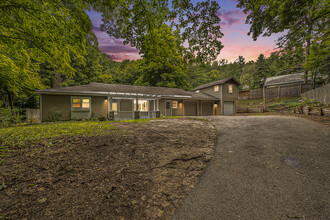 4284 5 Mile Rd in Williamsburg, MI - Foto de edificio - Building Photo