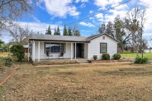 480 N Rio Vista Ave in Sanger, CA - Building Photo