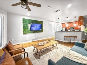 2216 Chenevert St in Houston, TX - Building Photo - Building Photo