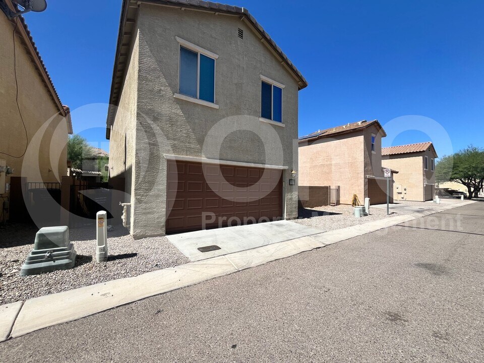 11024 E Midnight Moon Ln in Tucson, AZ - Building Photo