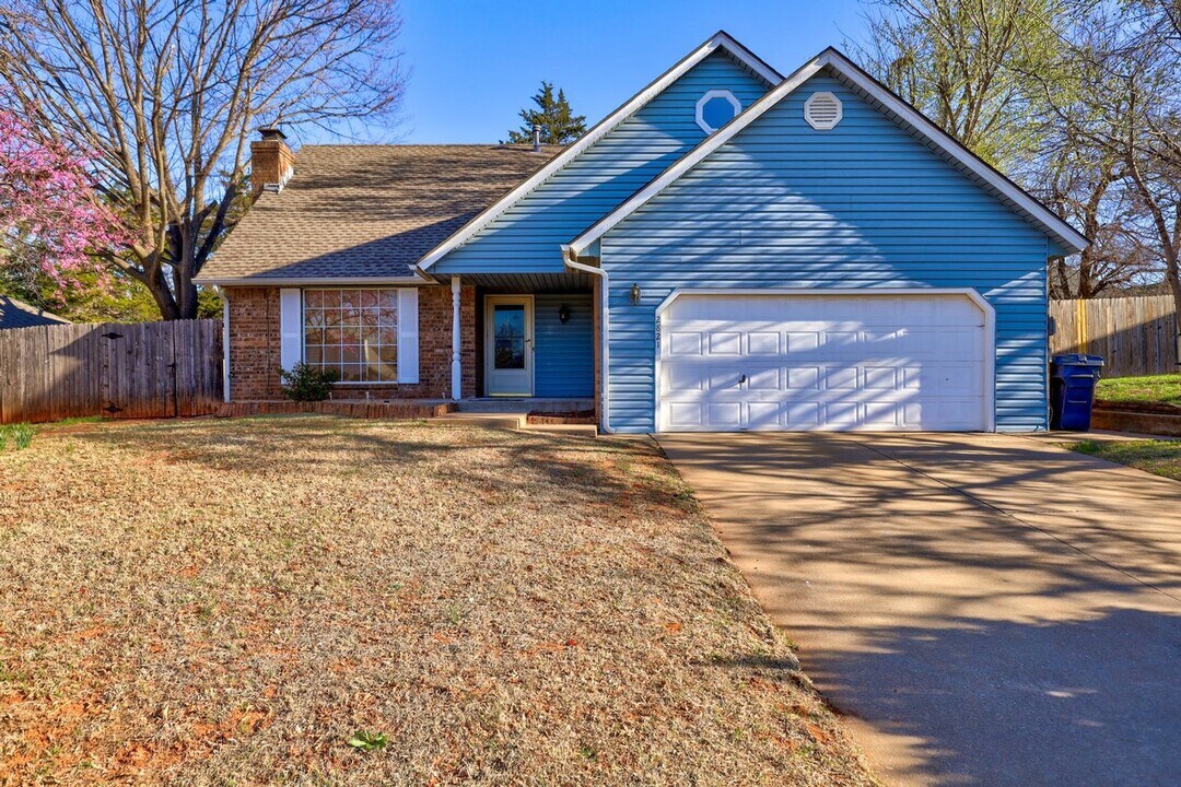 2821 Shady Tree Ln in Edmond, OK - Foto de edificio