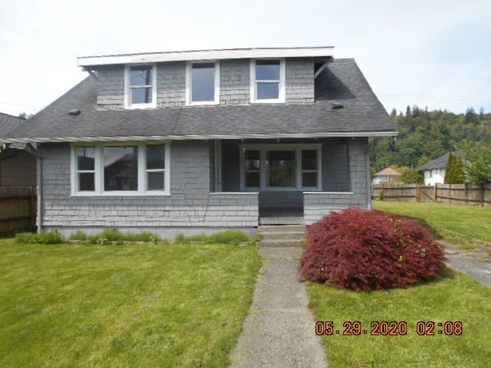 2311 Aberdeen Ave in Hoquiam, WA - Foto de edificio