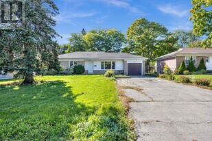 18 Windridge Dr in Markham, ON - Building Photo