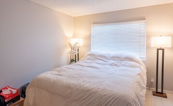 6545 Reseda Blvd, Unit 13 in Reseda, CA - Foto de edificio - Building Photo