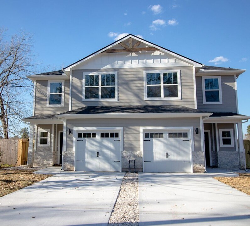 924 W Austin St, Unit A in Conroe, TX - Foto de edificio