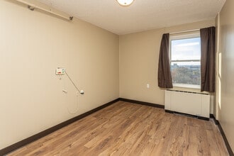 Chapel House Senior Apartments - Age 62+ in Louisville, KY - Foto de edificio - Interior Photo