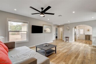 1017 E Oakey Blvd in Las Vegas, NV - Building Photo - Building Photo