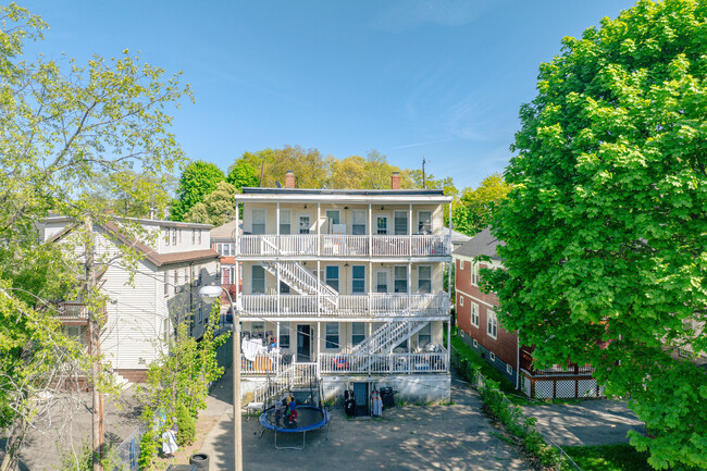 71 W Selden St in Mattapan, MA - Foto de edificio - Building Photo