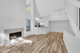 13700 Richmond Park Dr N in Jacksonville, FL - Building Photo - Building Photo