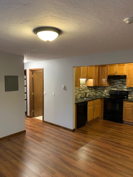 21 East St in Mansfield, MA - Building Photo