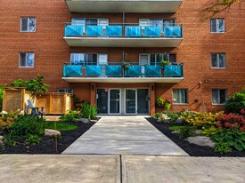 15-615 Brookland Ave in Aurora, ON - Building Photo