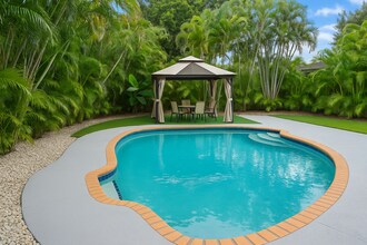 8231 NW 48th St in Lauderhill, FL - Foto de edificio - Building Photo