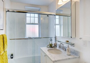 23 Auburn St, Unit 12D in Brookline, MA - Building Photo - Building Photo