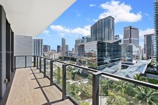 88 SW 7th St in Miami, FL - Building Photo