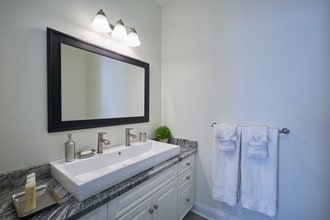 The Enclave at Mansfield in Mansfield, MA - Foto de edificio - Building Photo
