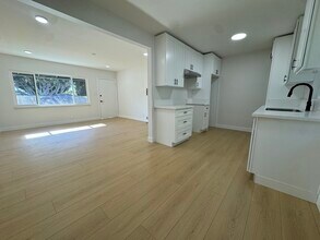 3003 W Florence Ave, Unit 4 in Los Angeles, CA - Foto de edificio - Building Photo