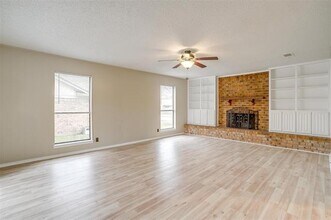 1201 Juniper Ln in Benbrook, TX - Foto de edificio - Building Photo