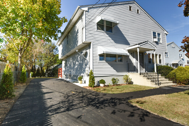 35 Shirley Dr in Stratford, CT - Foto de edificio - Building Photo