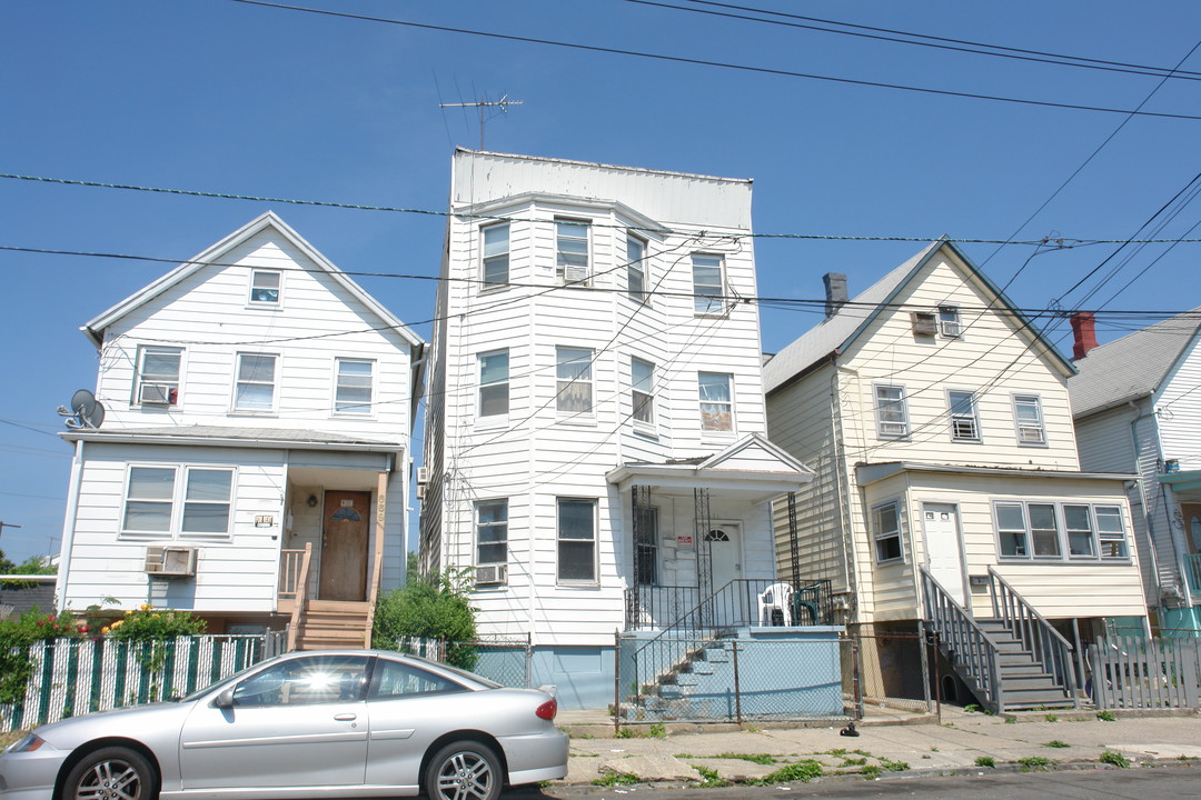 671 State St in Perth Amboy, NJ - Building Photo