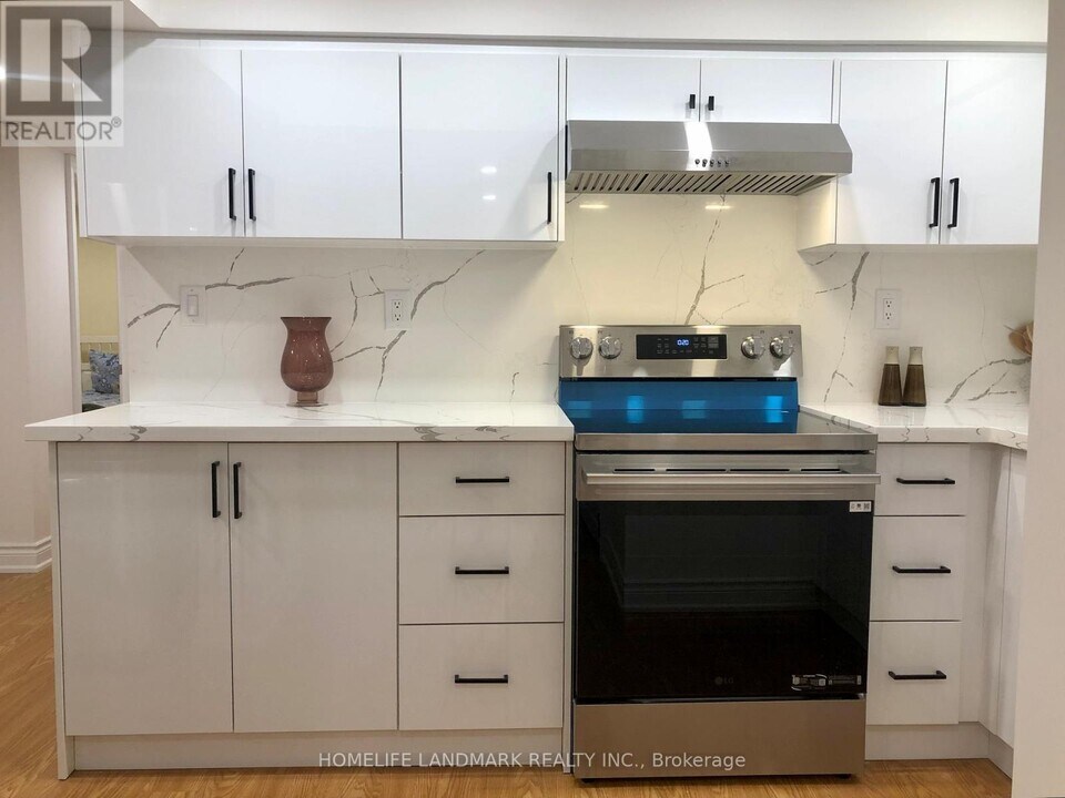 95 Dewpoint Rd in Vaughan, ON - Building Photo