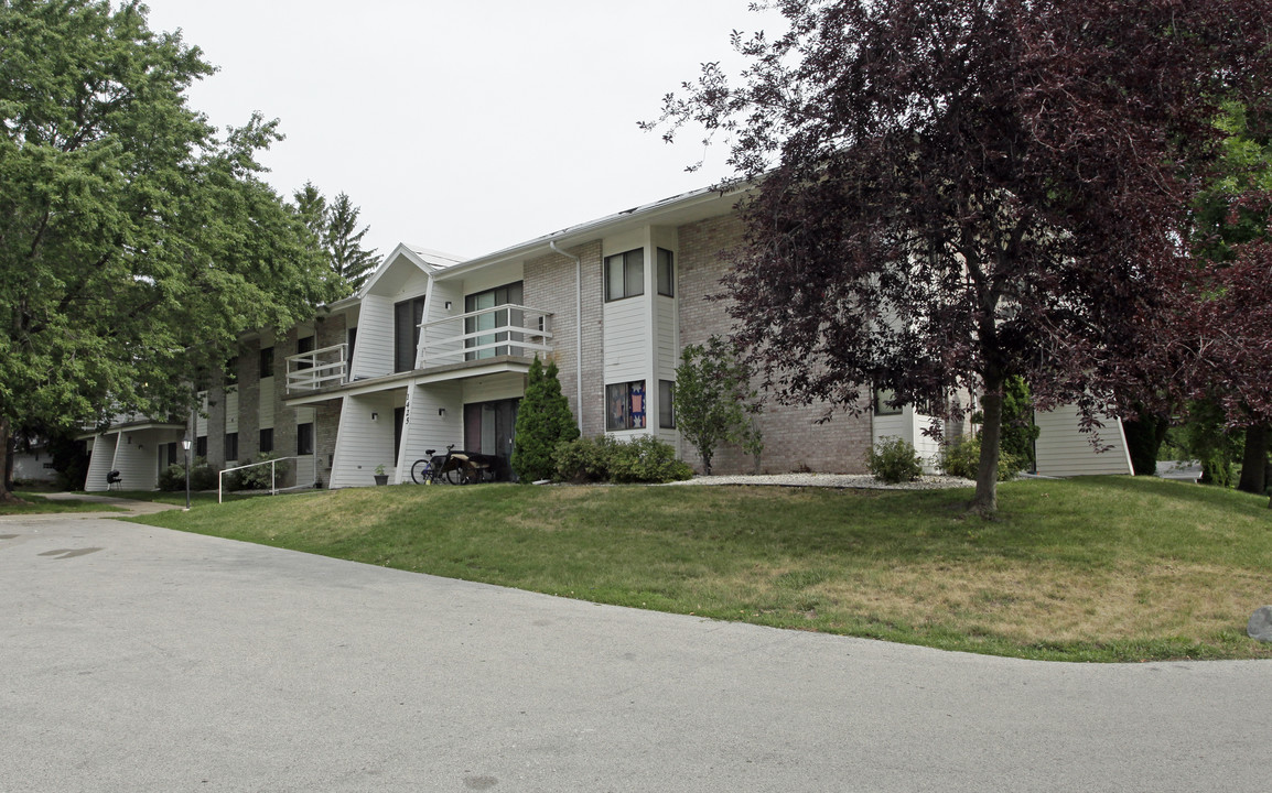 Tall Pines Apartments in Green Bay, WI - Building Photo