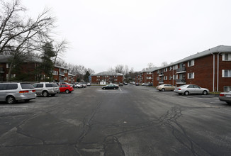 IMPERIAL GARDENS in Lowell, MA - Foto de edificio - Building Photo