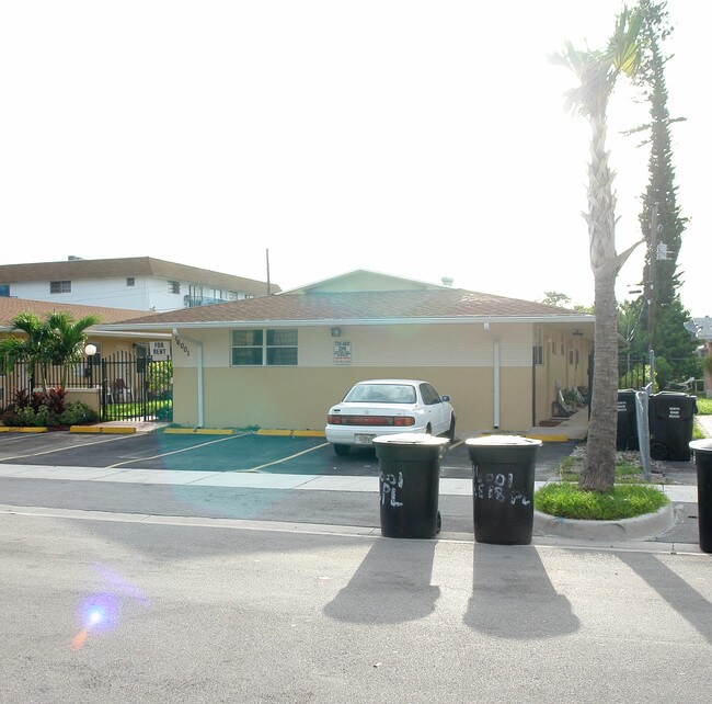 Gulfstream Apartments in North Miami Beach, FL - Foto de edificio - Building Photo