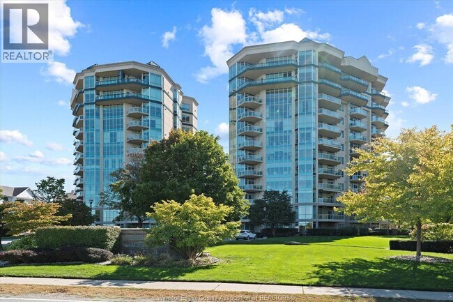 5055 Riverside Dr E in Windsor, ON - Building Photo - Building Photo