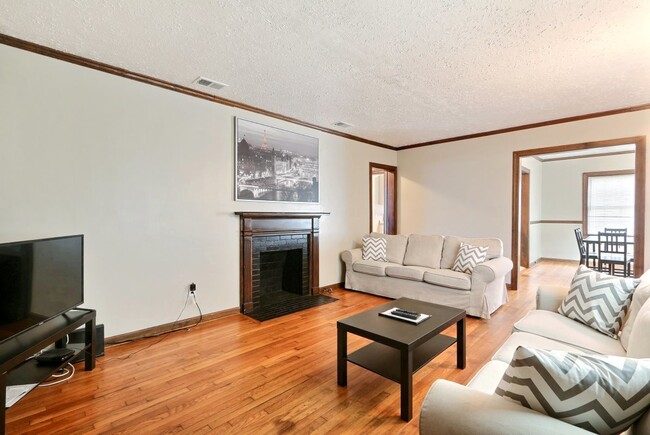 304 E 60th St in Savannah, GA - Building Photo - Building Photo