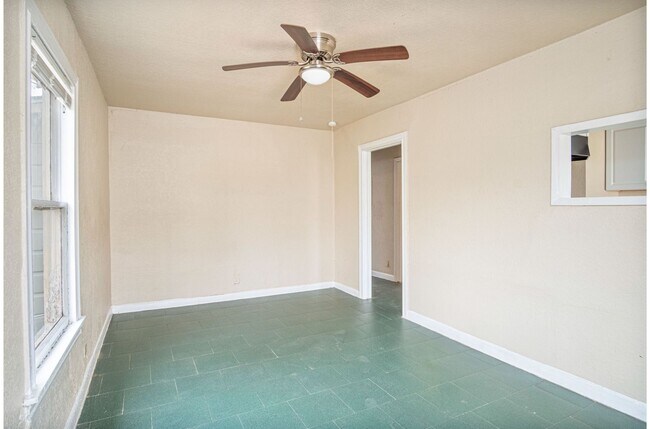 928 Poinsettia St in San Antonio, TX - Building Photo - Building Photo