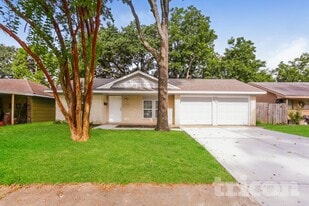 2706 Dewberry Ln in Pasadena, TX - Building Photo