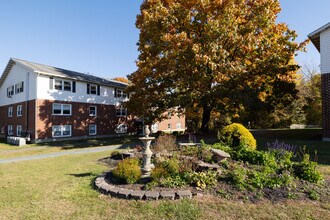 Country Gardens Apartments in Troy, NY - Foto de edificio - Building Photo