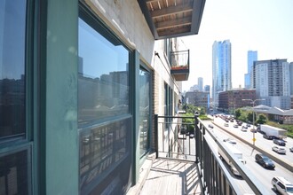 411 W Ontario St, Unit 525 in Chicago, IL - Building Photo - Building Photo