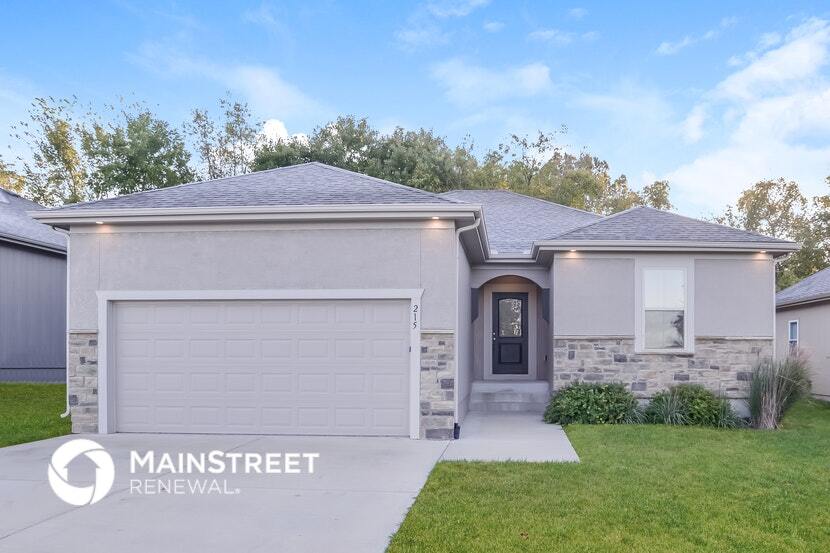 215 NE Katie Ct in Grain Valley, MO - Building Photo