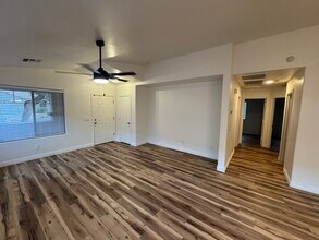 2432 W Tamarisk Ave in Phoenix, AZ - Foto de edificio - Building Photo