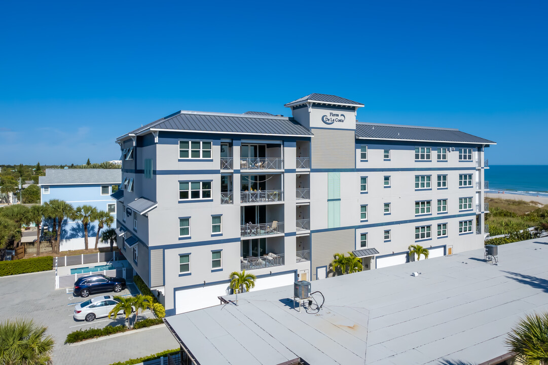 FLORES DE LA COSTA in Cocoa Beach, FL - Foto de edificio